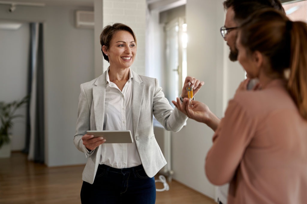 Femme qui est devenue agent commercial immobilier